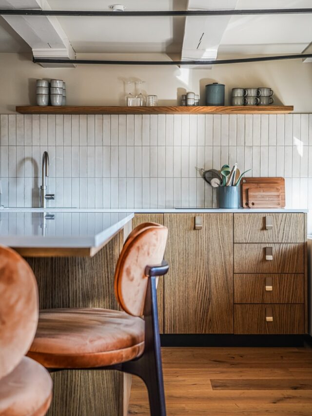 O F F I C E - 
A M S T E R D A M  C A N A L  D I S T R I C T

Historie en toekomst komen samen in dit monumentale grachtenpand. Een eigentijdse kantoorinrichting waar design, duurzaamheid en comfort elkaar versterken.

Foto’s: @rmariusb 

#monumentaal #kantoorinrichting #interieurdesign #duurzaamontwerp #workplacedesign grachtenpand estida designmetvisie