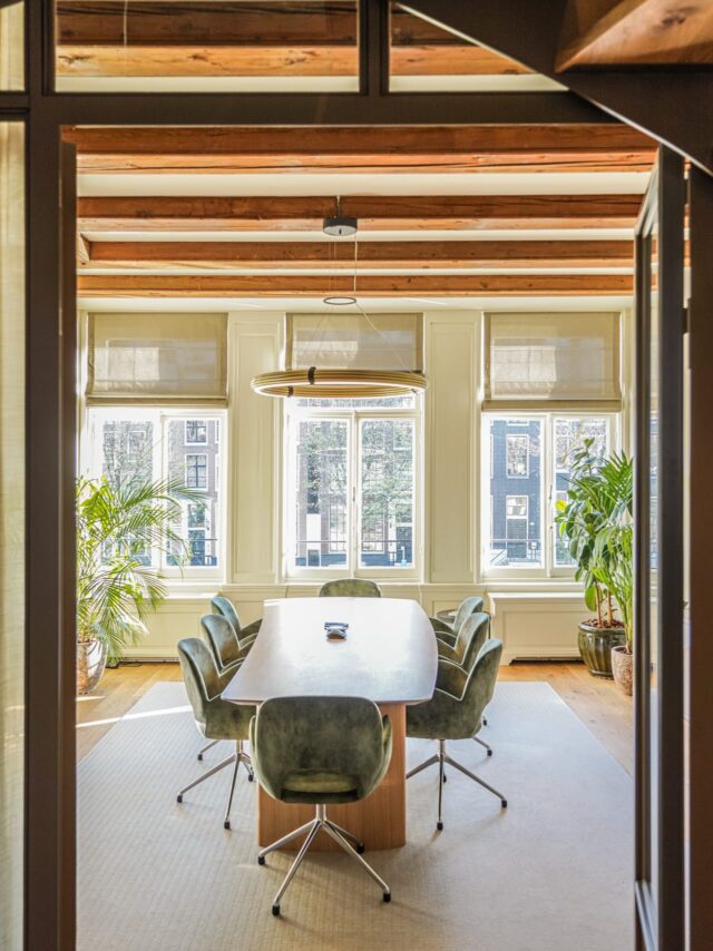 O F F I C E - A M S T E R D A M  C A N A L  D I S T R I C T

Historie en toekomst komen samen in dit monumentale grachtenpand. Een eigentijdse kantoorinrichting waar design, duurzaamheid en comfort elkaar versterken.

Foto’s: @rmariusb 

#monumentaal #kantoorinrichting #interieurdesign #duurzaamontwerp #workplacedesign grachtenpand estida designmetvisie